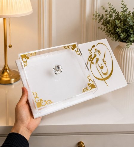 مضيفه اكرلك مع كتابه عالطلب