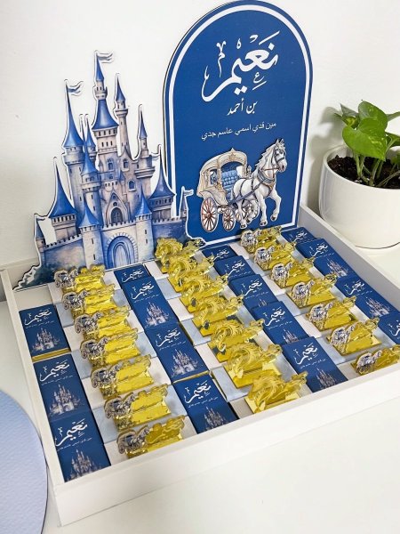 صينية مع50 حبة شوكلاتة مزينه وخلفية حصان